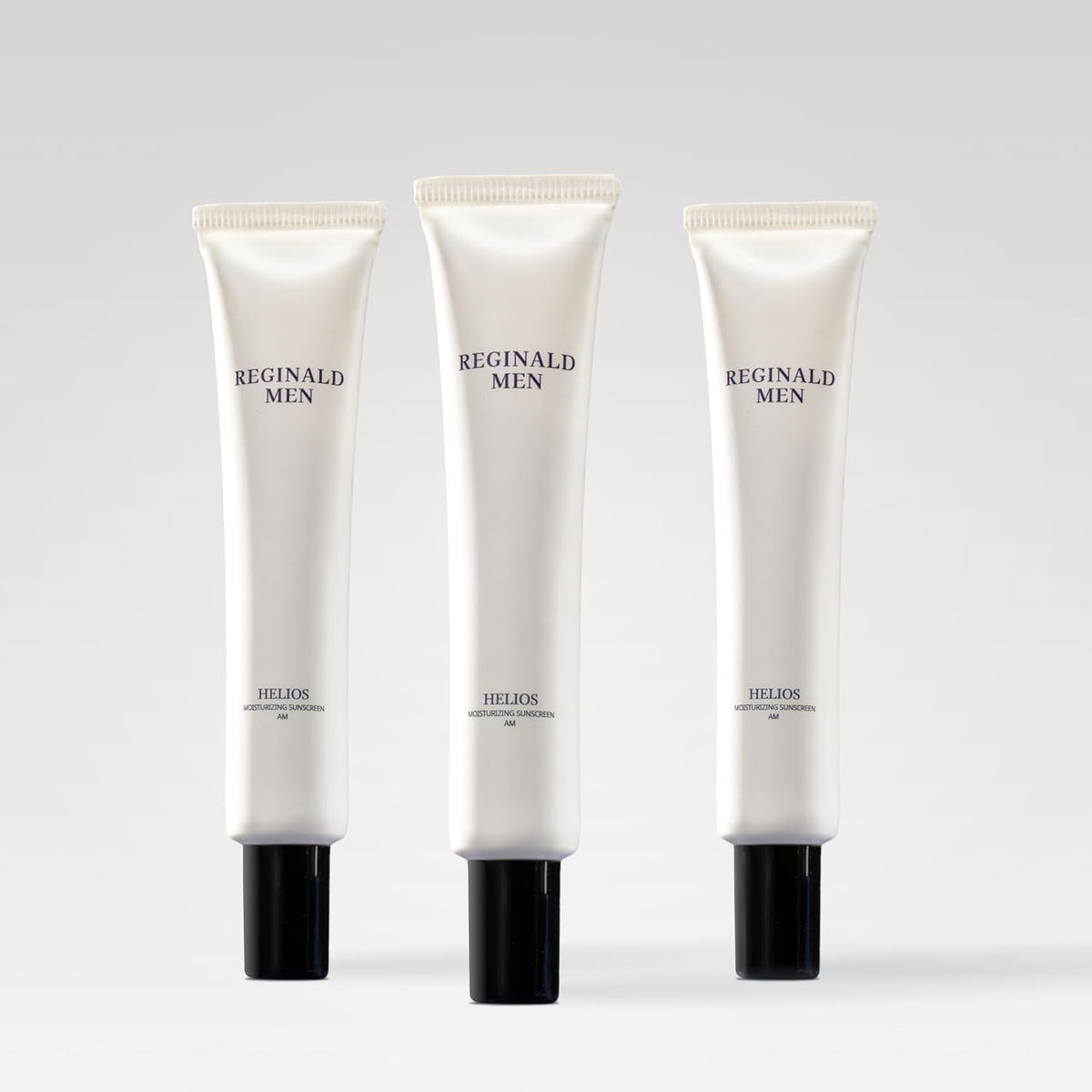 Réginald Men Helios: Crème solaire en bouteille, protection légère et fini mat.