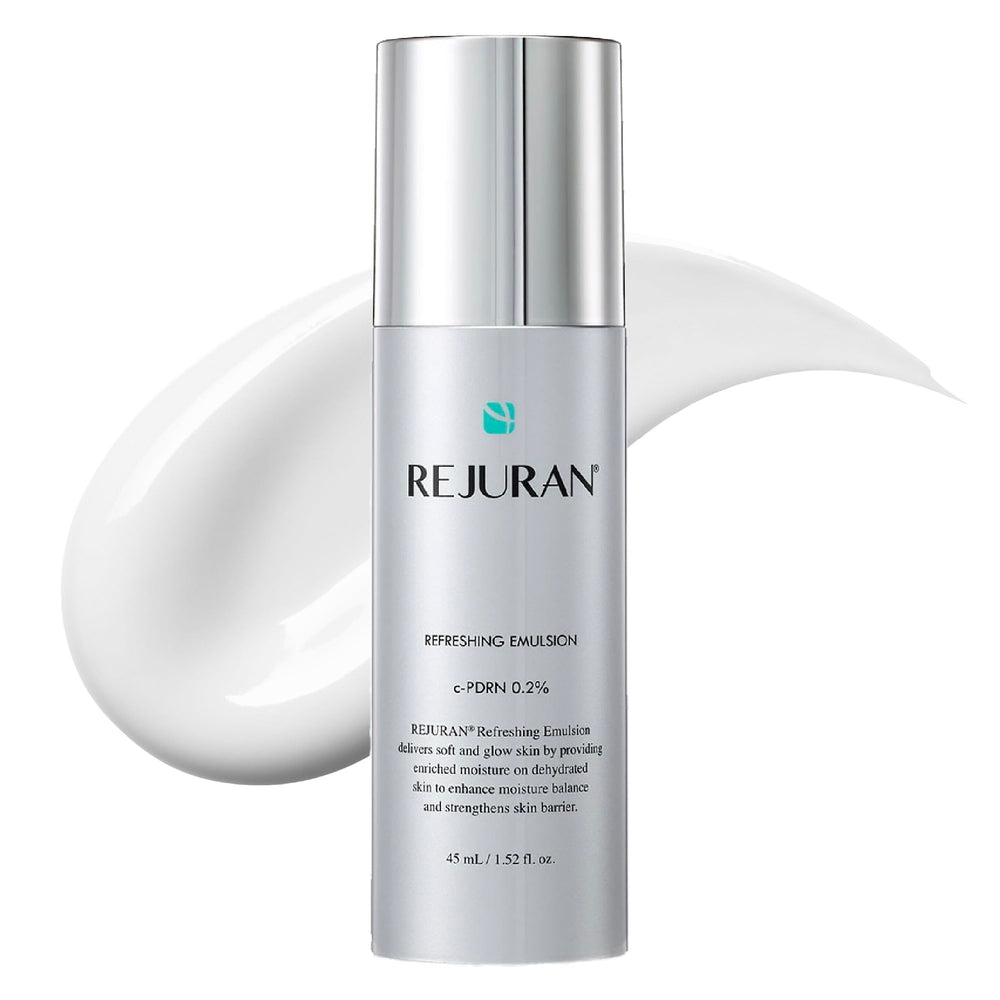 REJURAN Émulsion Rafraîchissante : bouteille prête à hydrater et raffermir la peau.