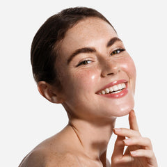 Application sur les mains avec la lotion Replenix Glycolic 15% pour zones rugueuses.