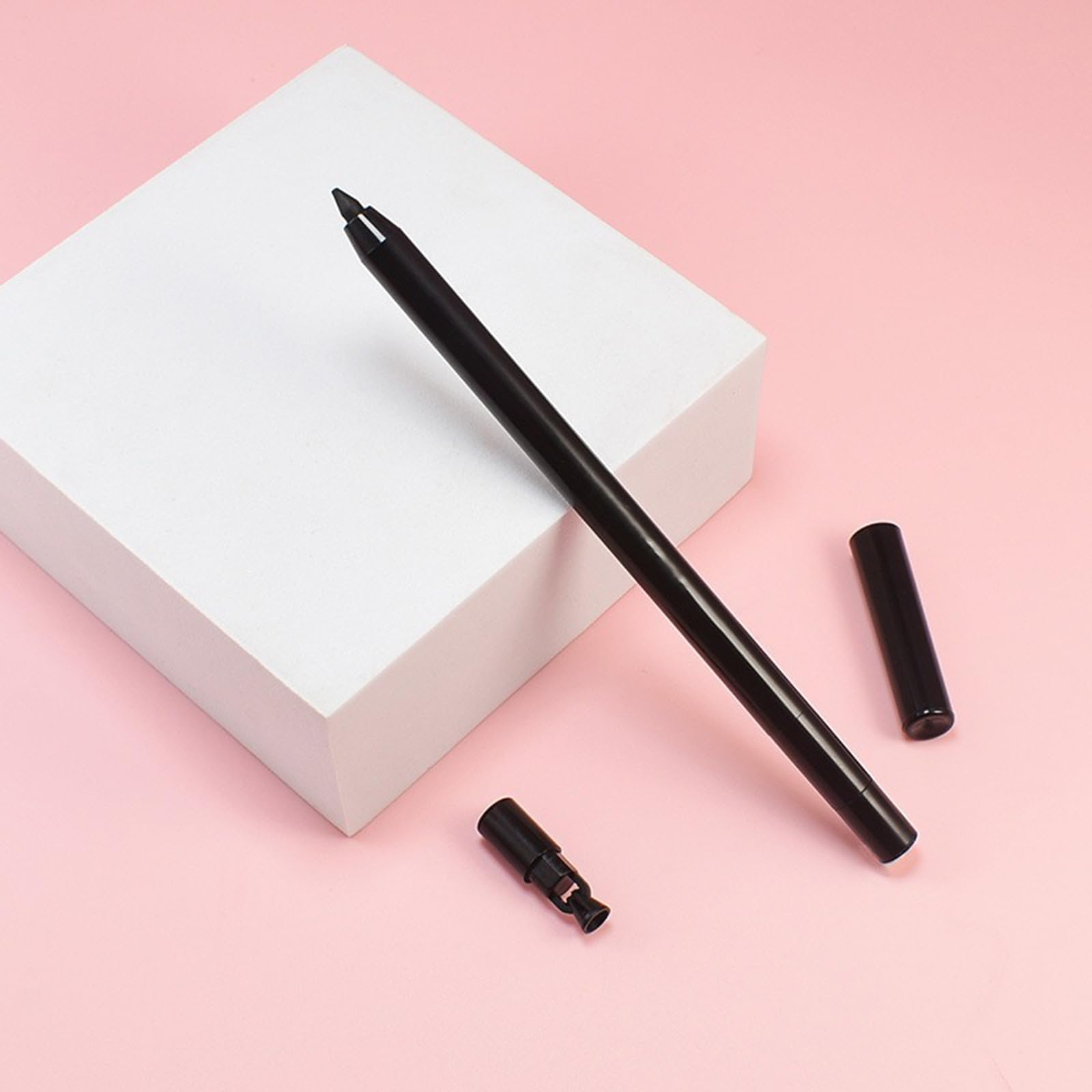 Revant Beauty Eyeliner noir, résiste à la transpiration toute la journée.