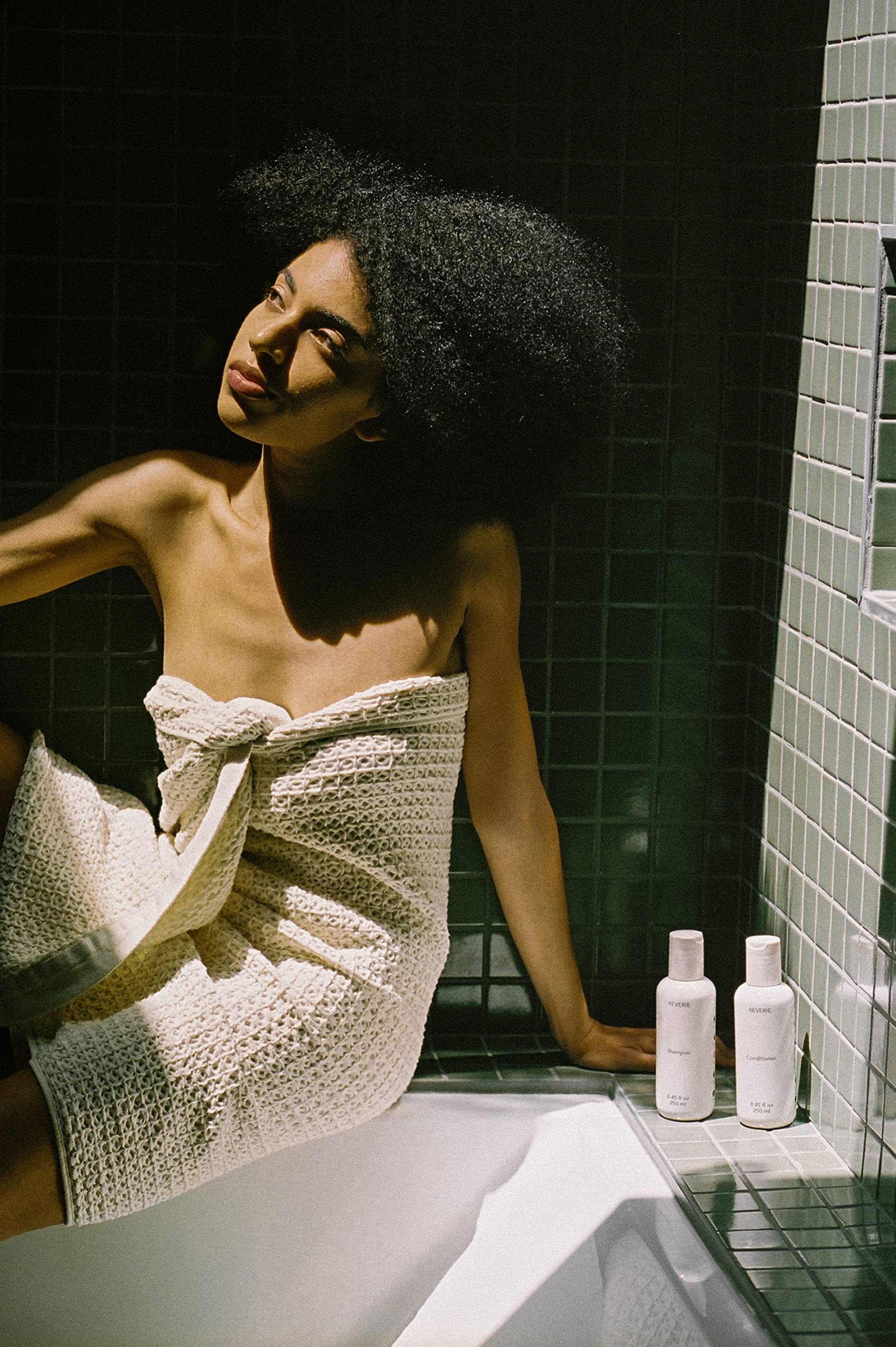 Texture crémeuse de REVERIE enveloppant les cheveux sans les alourdir.