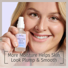 Goutte doseuse du sérum pour une application précise et hydratante.