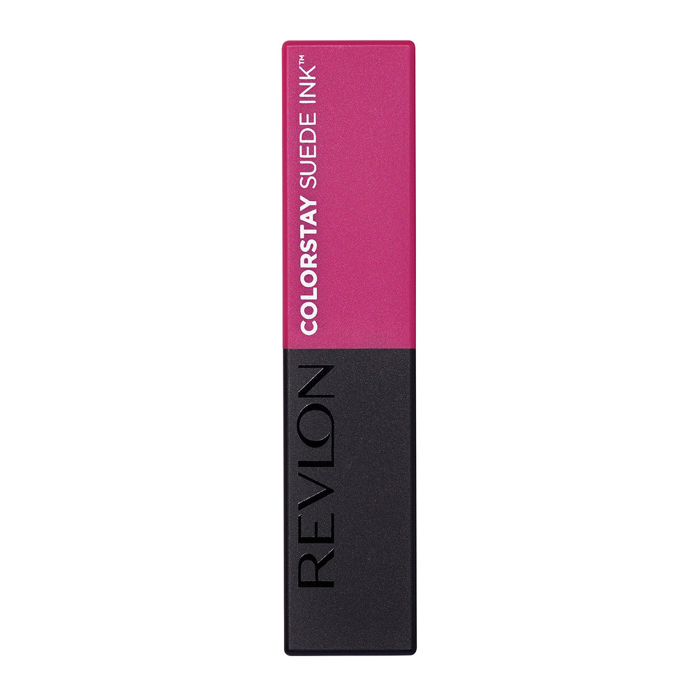 Tenue longue du rouge à lèvres ColorStay Suede Ink sur les lèvres.
