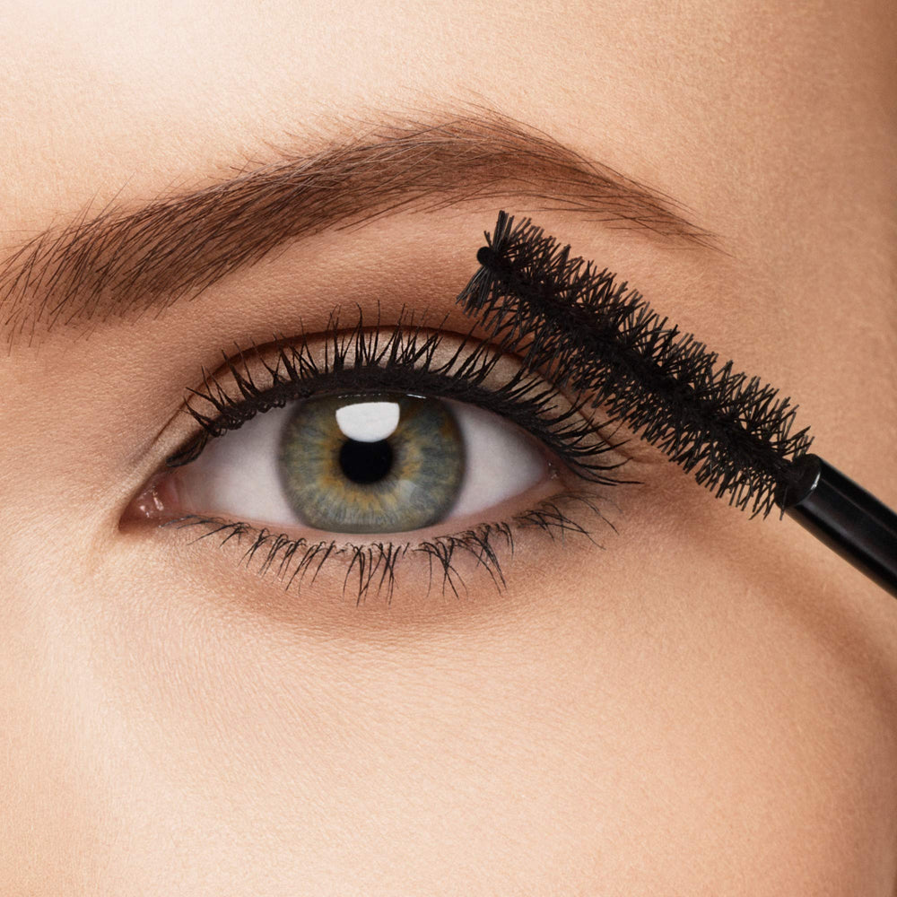 REVLON Volumazing: pigment riche, tenue longue durée sans bavures.