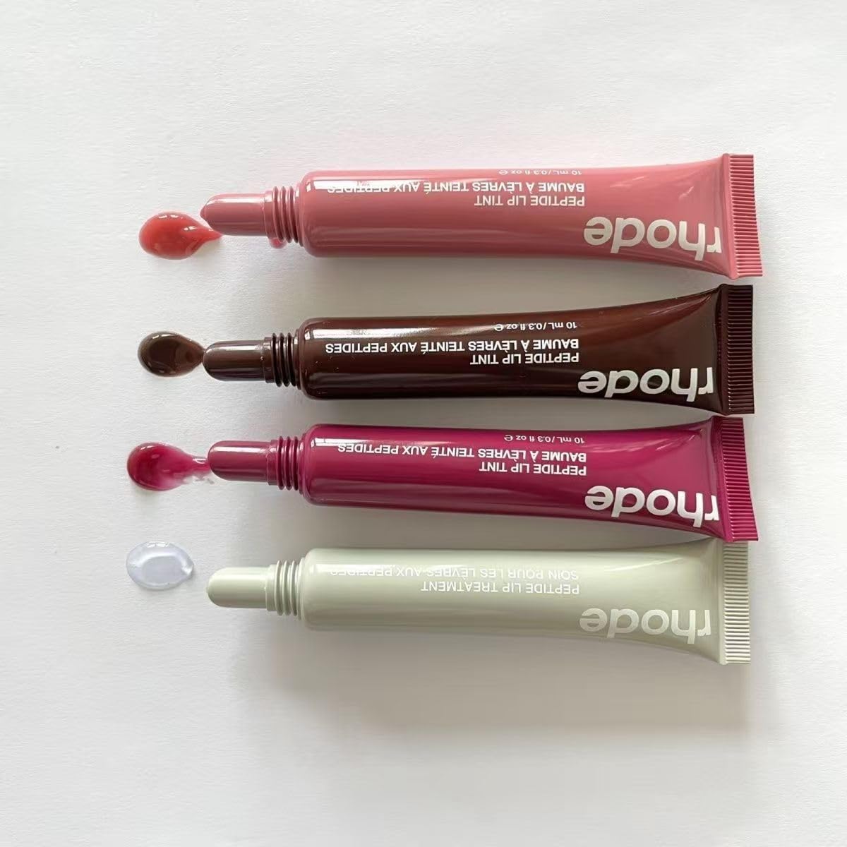 Rhode Gloss Lip Tint emballage compact Toast, pratique à emporter.
