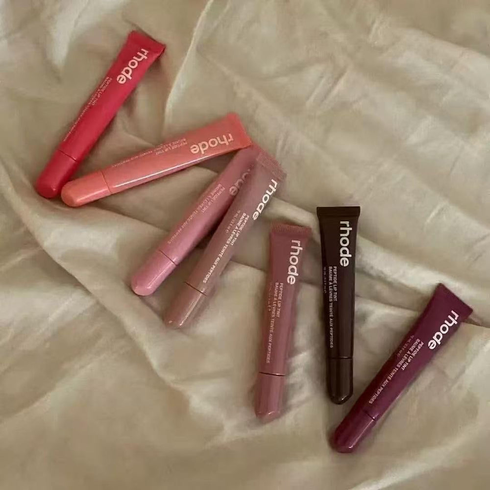 Rhode Gloss Lip Tint fini brillant Toast apporte une hydratation durable.