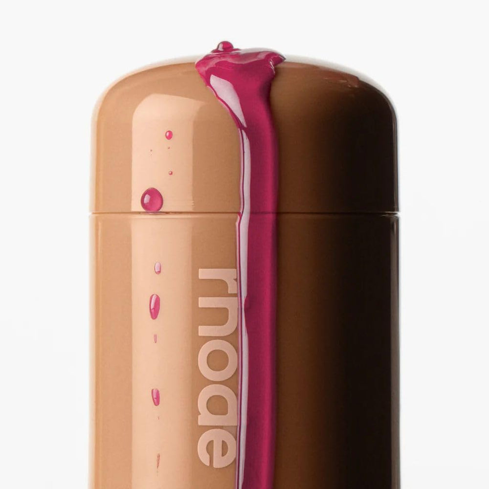 Application sur les lèvres avec Rhode Juice Box Rose vif Blush