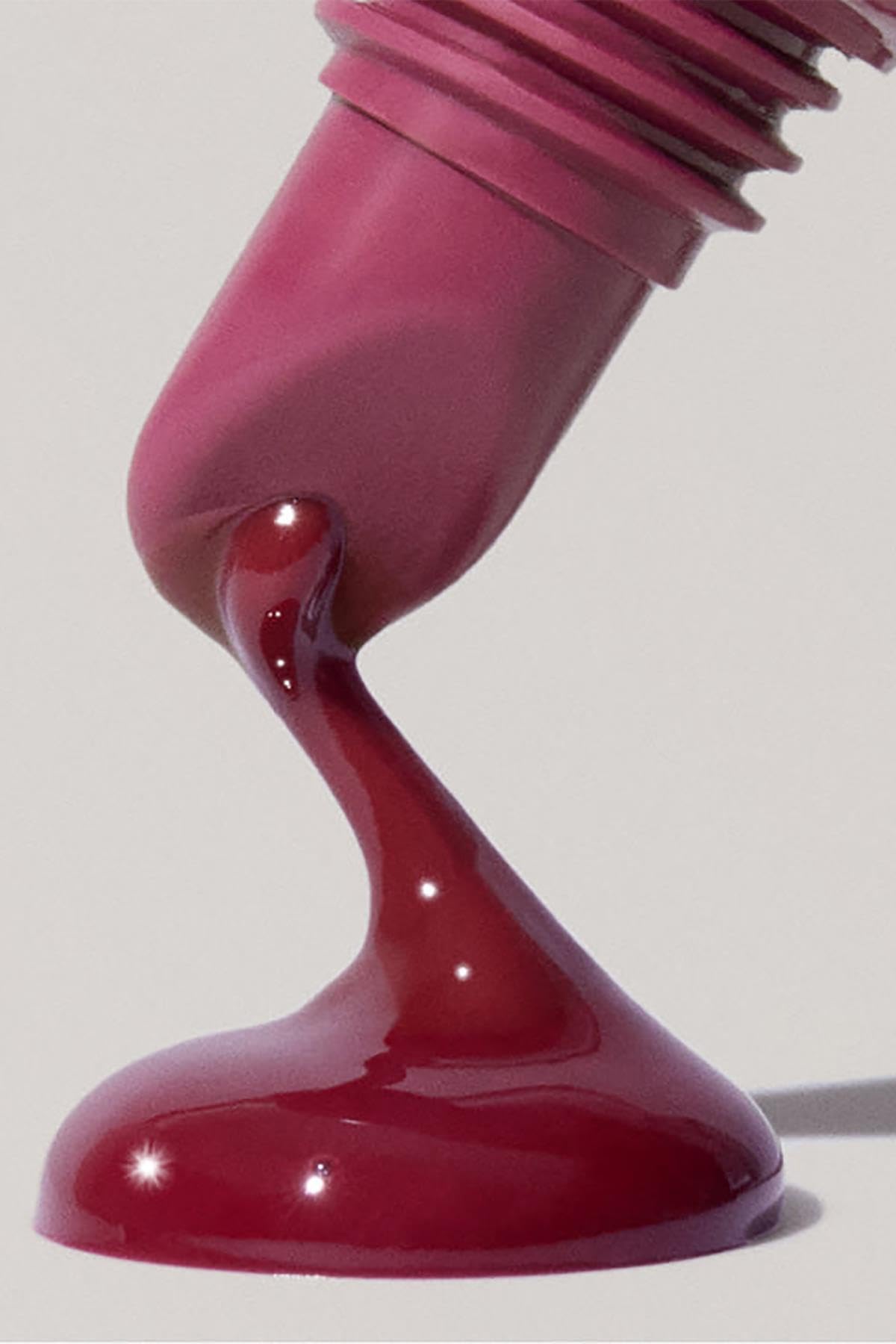 Teinte Lèvres Rhode Peptide, application-brillante sur les lèvres.