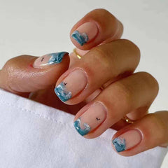 Ongles RikView autocollants courts bleus à vagues pour un aspect rapide et élégant.