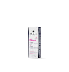 Application quotidienne de Rilastil Aqua Intense sur peau propre pour hydratation.