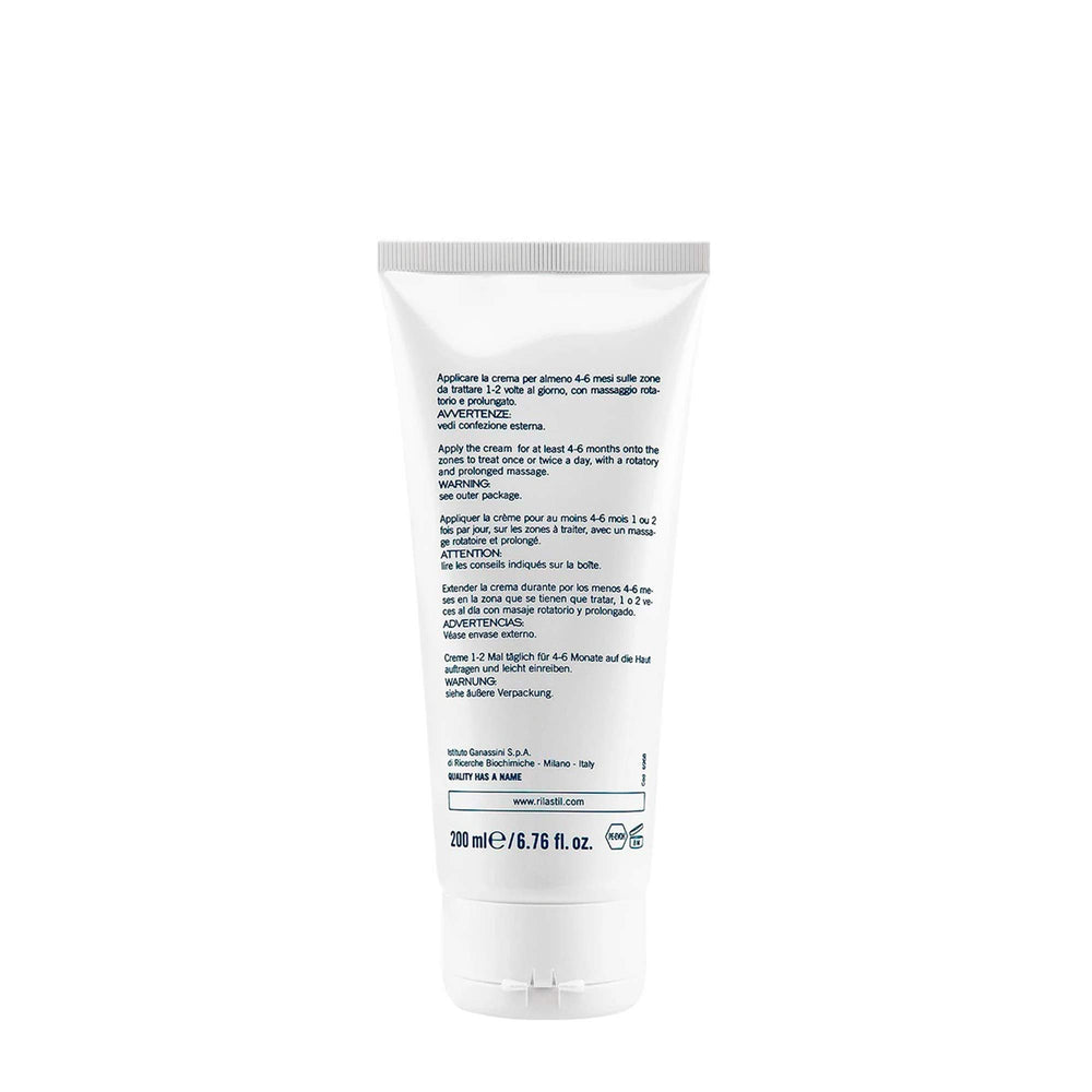 Texture riche de la crème Rilastil sur peau, douceur et élasticité.