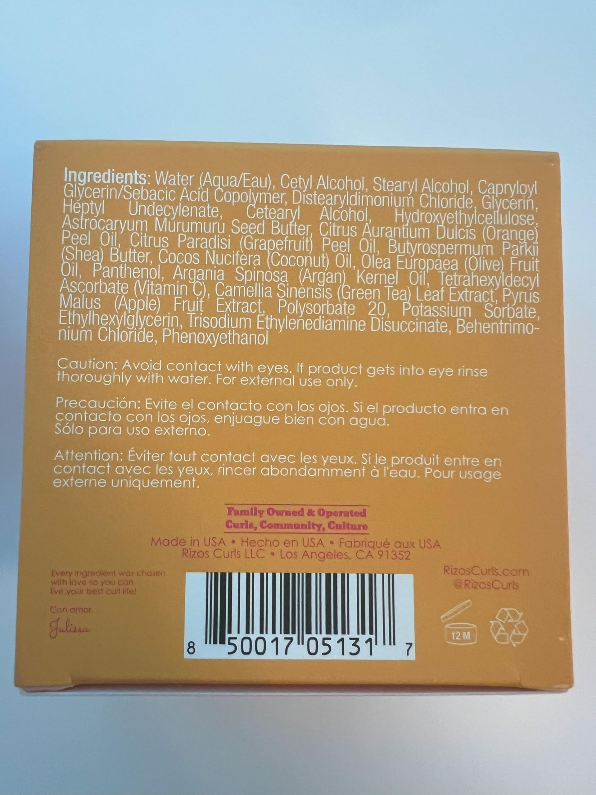 Rizos Curls Application masque cheveux dans la douche sur cheveux mouillés.