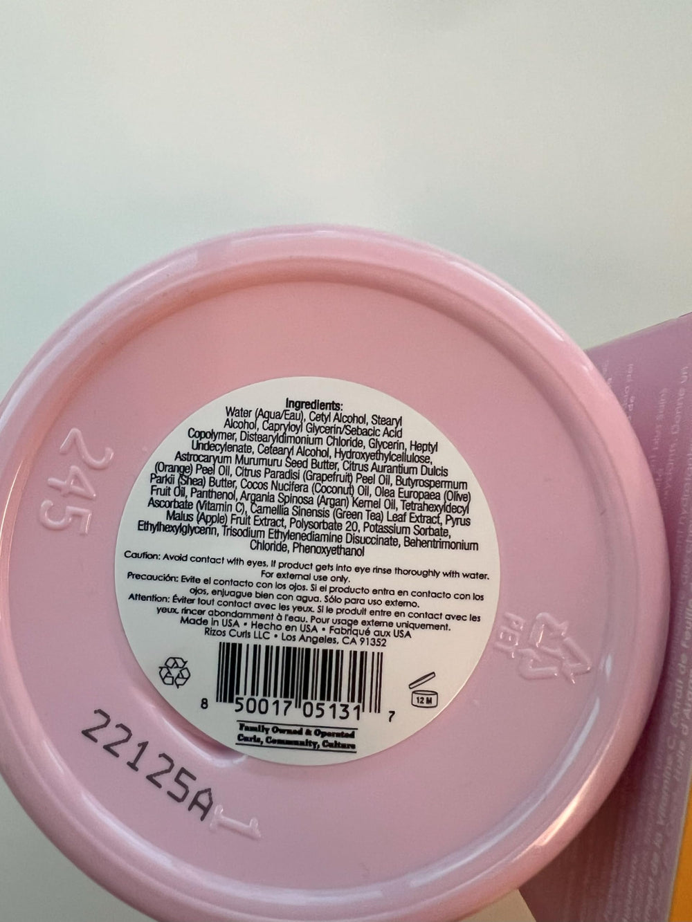 Rizos Curls Cheveux après utilisation, brillance et douceur visibles.