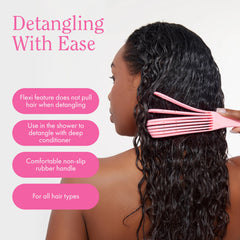 Rizos Curls Spray Refresh & Detangle utilisé avec la brosse Flexi