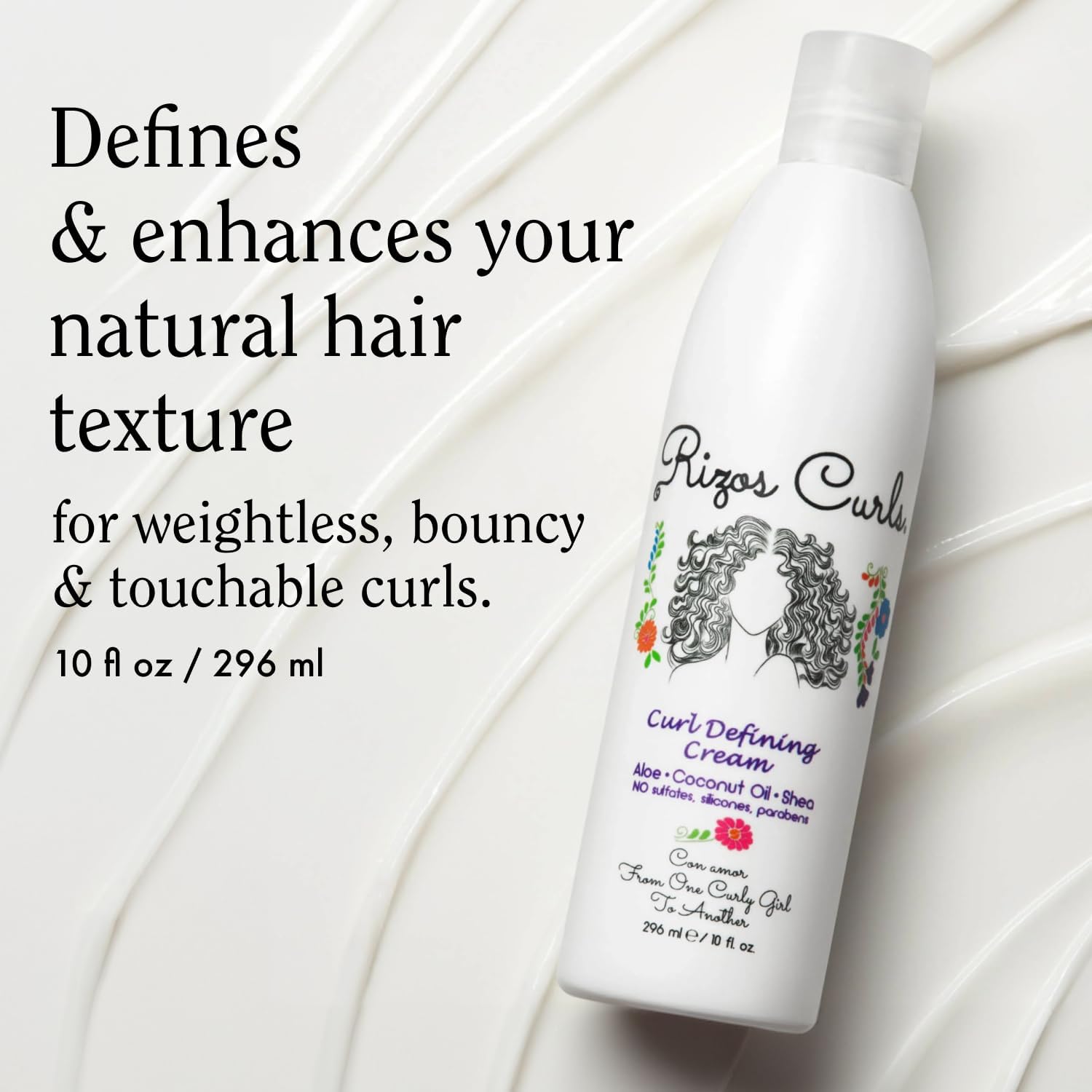 Application de la crème Rizos Curls sur les mains démontrant une texture légère.