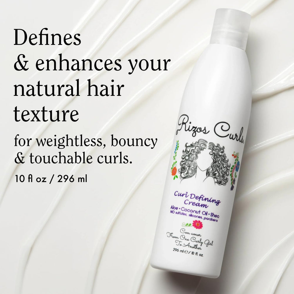 Application de la crème Rizos Curls sur les mains démontrant une texture légère.