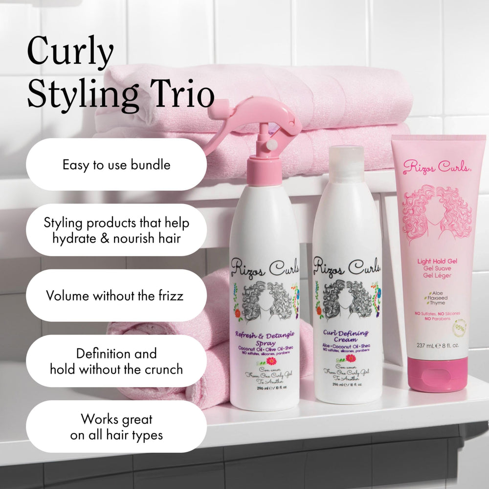 Rizos Curls Mains Appliquant les Produits: routine simple et efficace.