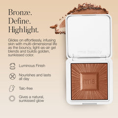 Application du bronzer sur les pommettes pour un contour léger.