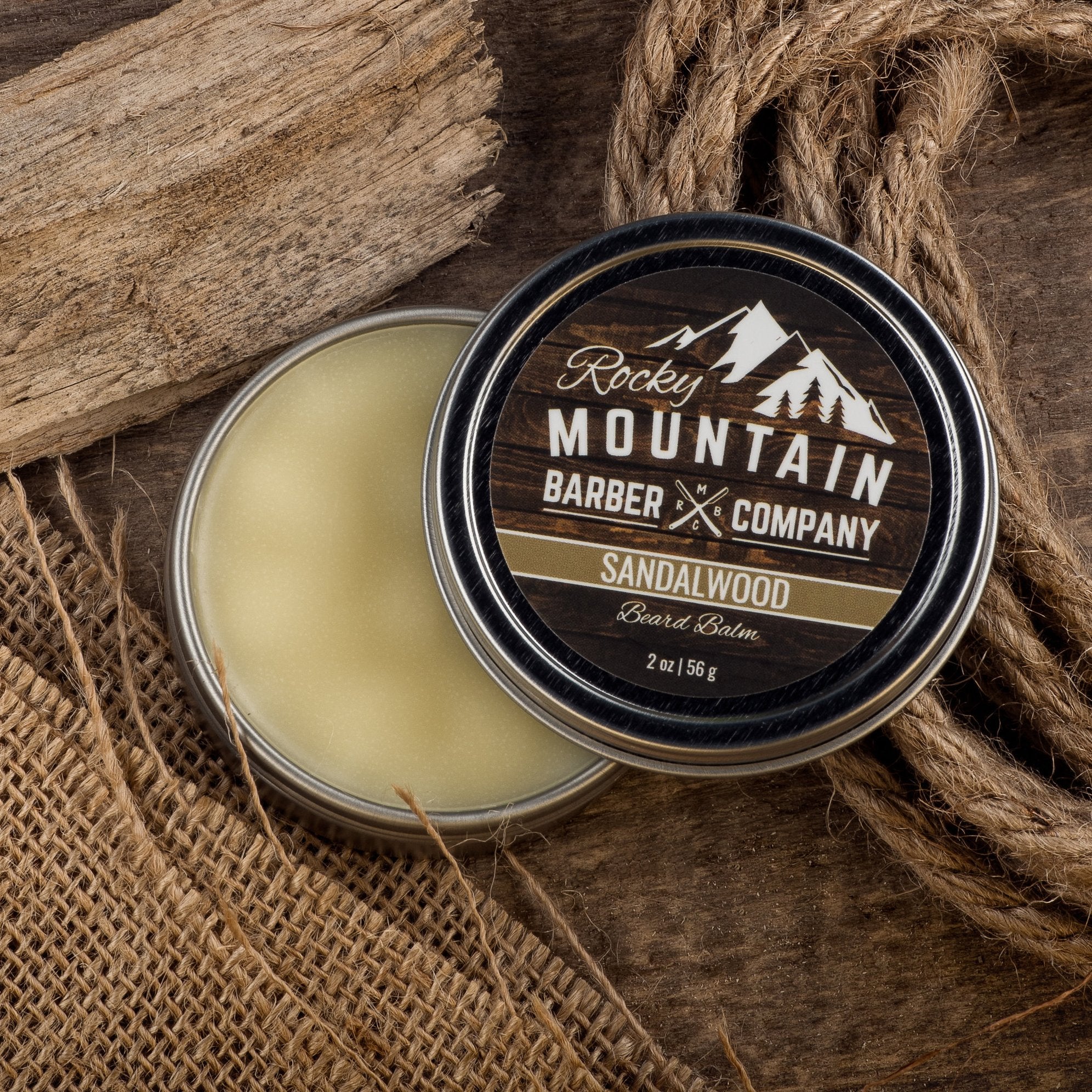Étiquette Rocky Mountain Barber et visuel bois de santal pour l'identité du produit.