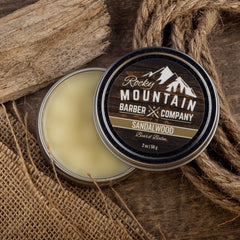 Étiquette Rocky Mountain Barber et visuel bois de santal pour l'identité du produit.