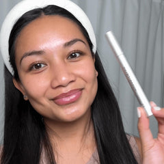 Rodan + Fields Lash Boost Serum définit visuellement les sourcils.