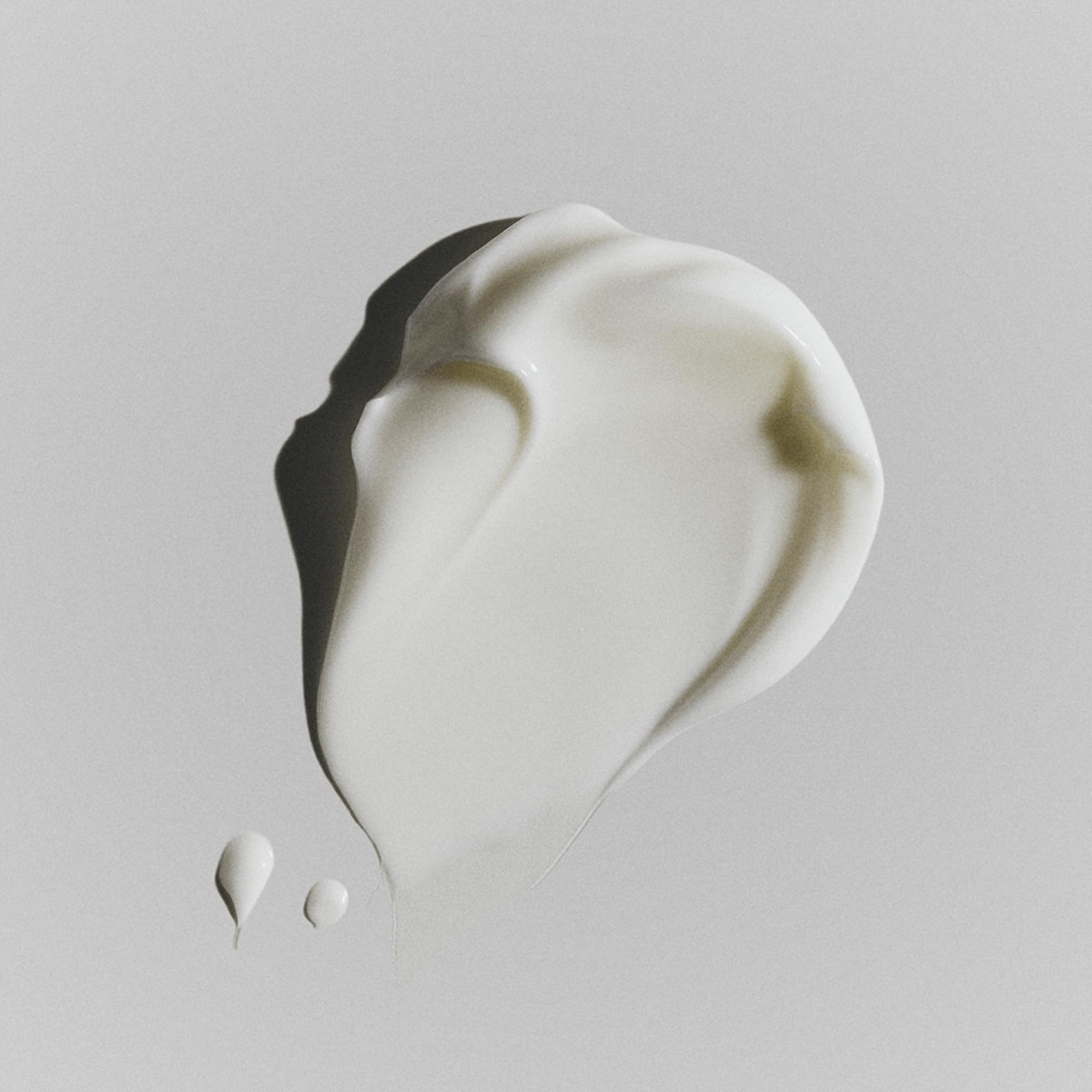 RODAN + FIELDS Redefine Crème Nuit Restauratrice, flacon-pompe pour utilisation précise et hygiénique.