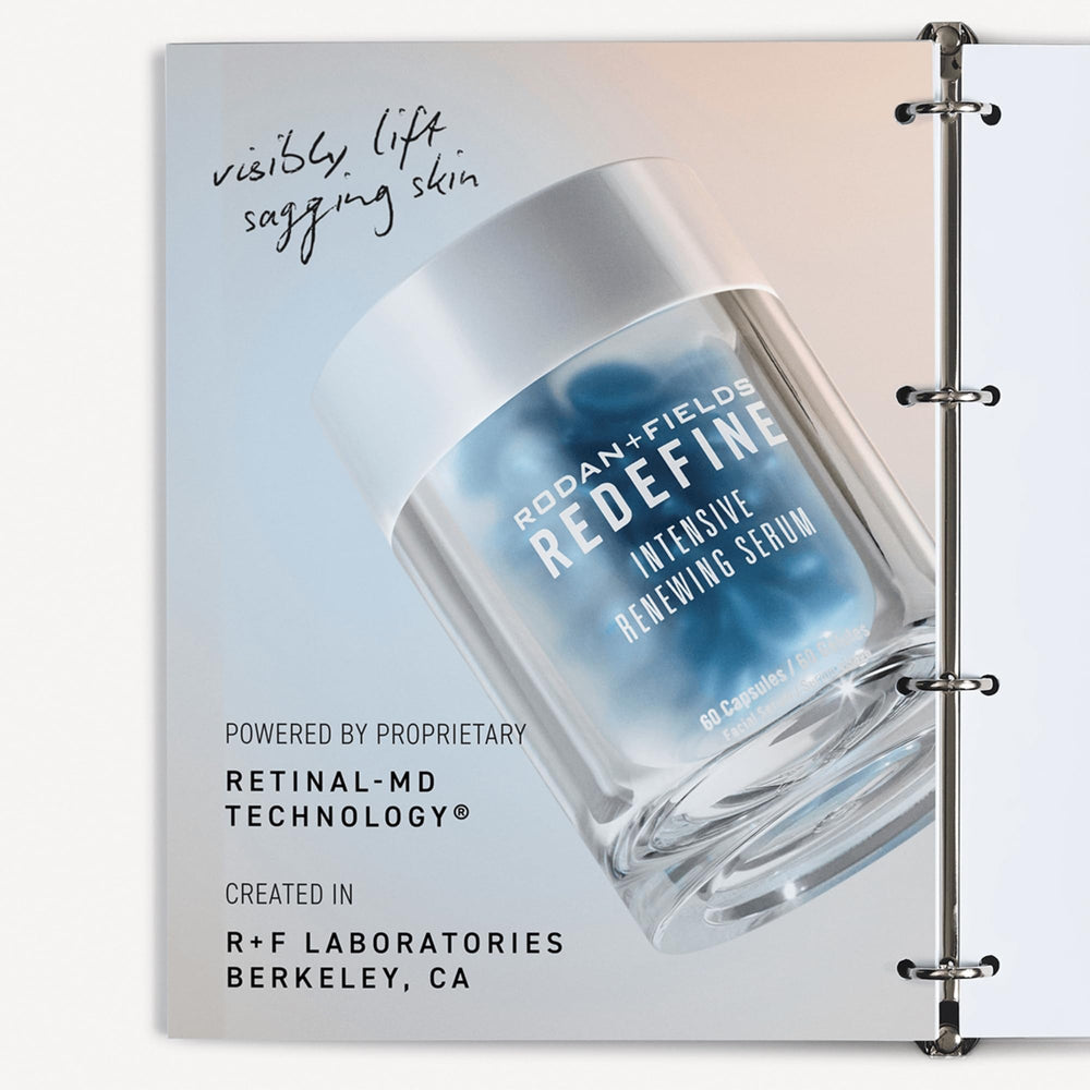 Emballage élégant du Sérum Redefine Rodan + Fields prêt pour une routine nocturne.
