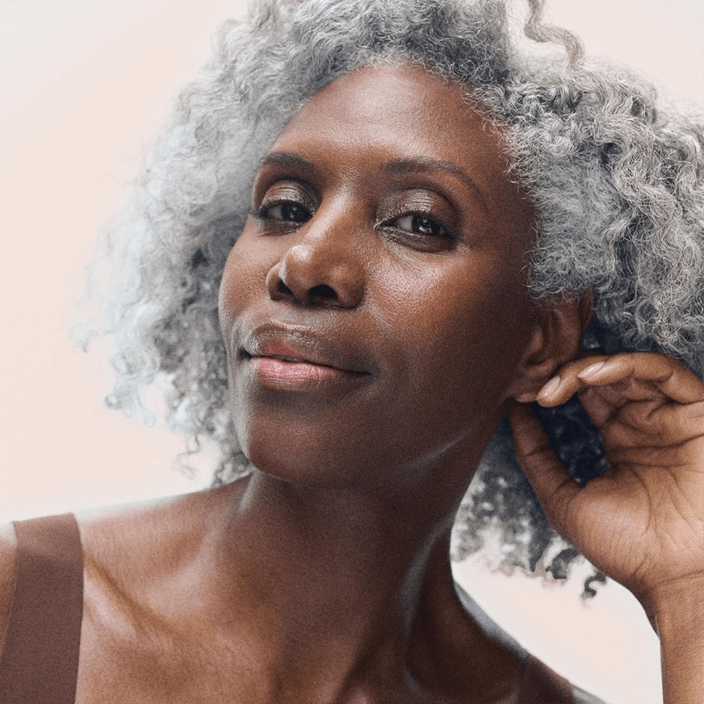 Pompe du sérum Rodan + Fields Redefine facilitant l'utilisation nocturne.