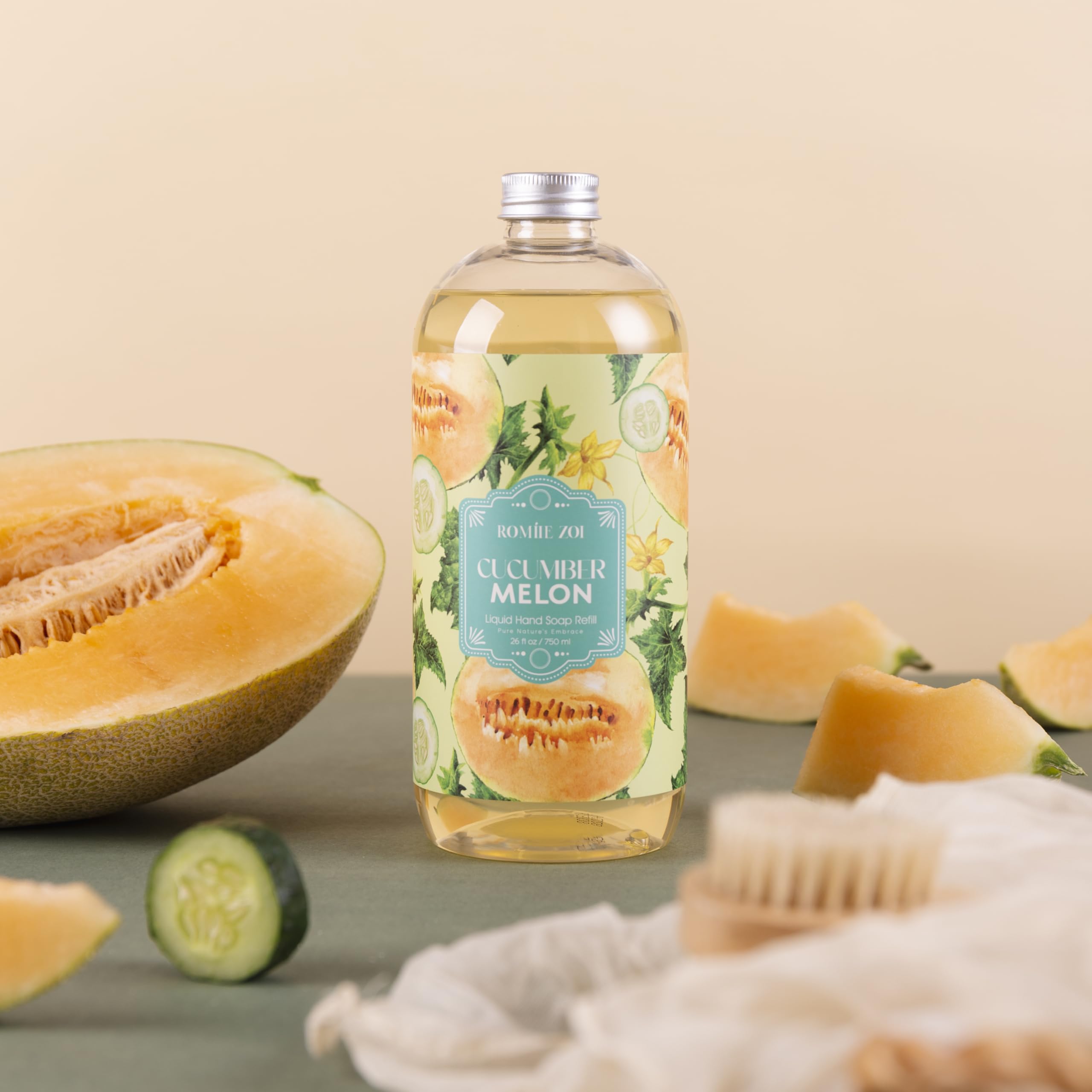 ROMIIE ZOI mousse douce sur les mains, hydratation légère.
