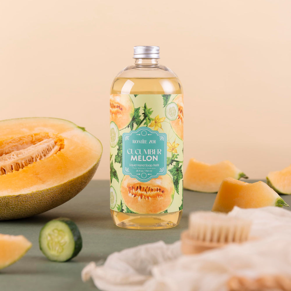 ROMIIE ZOI mousse douce sur les mains, hydratation légère.