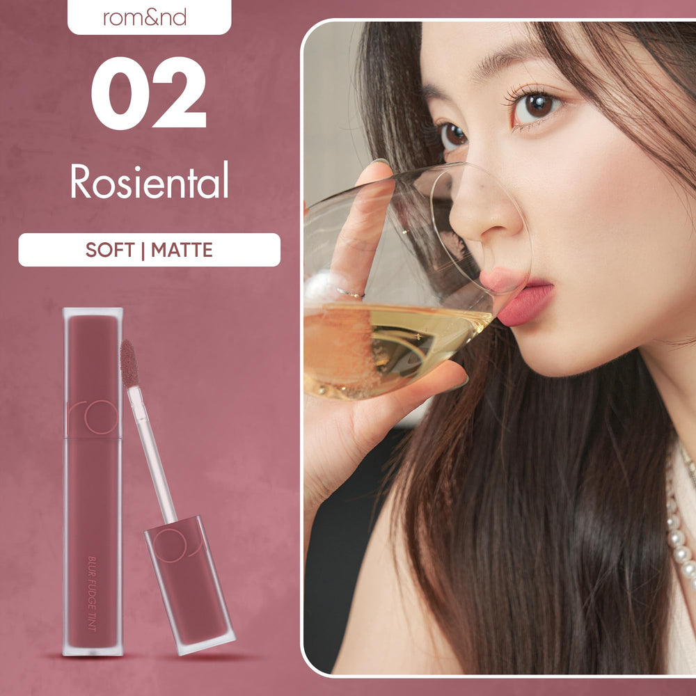 rom&nd Blur Fudge Lip Tint Rosiental — swatch lèvre donnant un aperçu précis de la couleur.