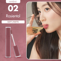 rom&nd Blur Fudge Lip Tint Rosiental — swatch lèvre donnant un aperçu précis de la couleur.