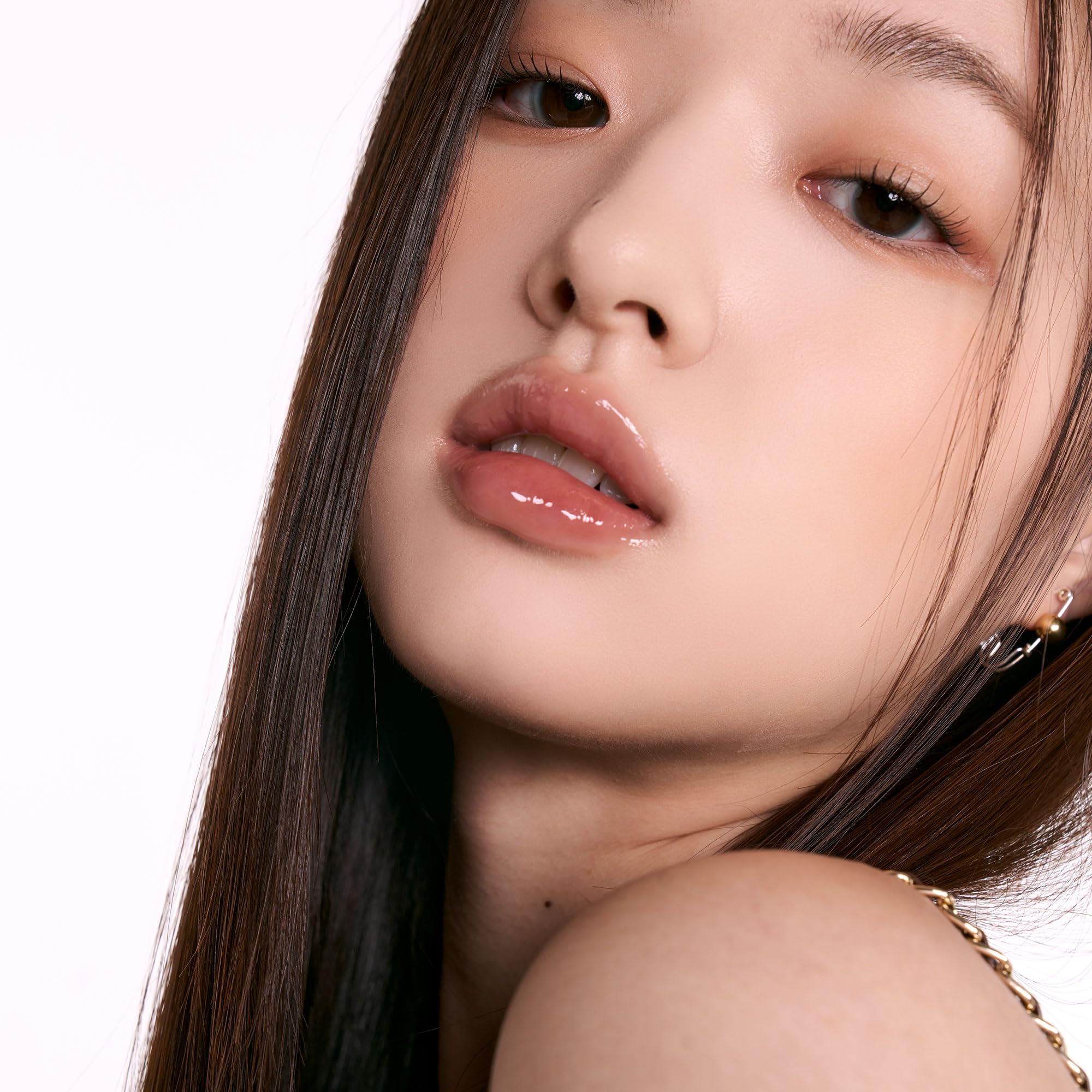 Romnd GLASTING COLOR GLOSS 04 GRAPY WAY parfait pour les looks-beaute coréenne au quotidien.