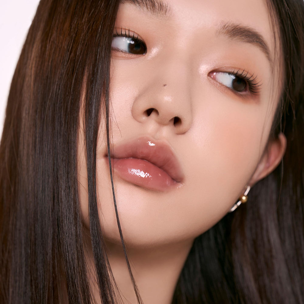 Romnd GLASTING COLOR GLOSS 04 GRAPY WAY peut etre superpose sur tint pour intensifier la couleur.