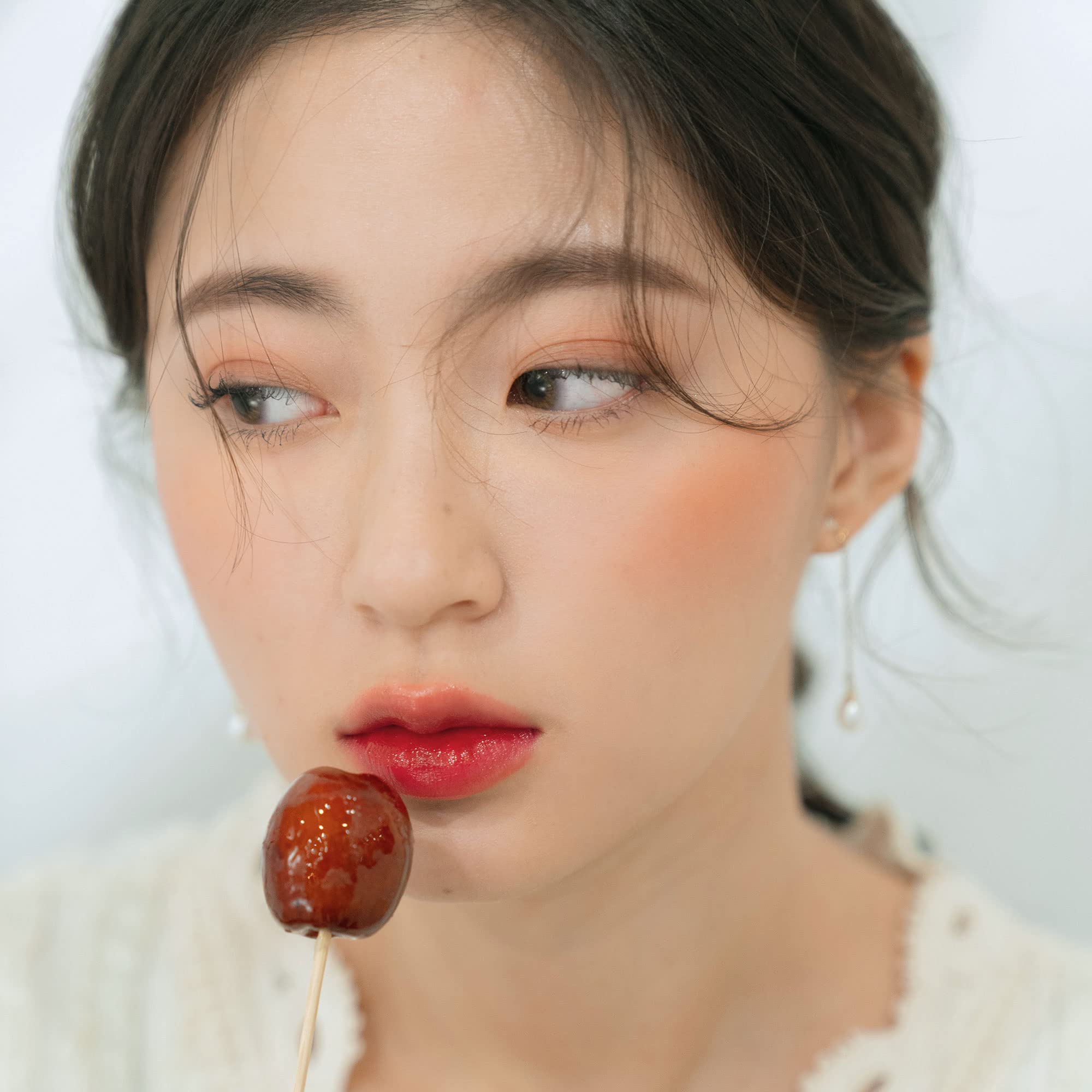 rom&nd Juicy Lasting Tint sur les lèvres, rendu MLBB discret et élégant.