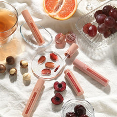 rom&nd Juicy Lasting Tint 25 Bare Grape applique sur les lèvres, rendu naturel et brillant.