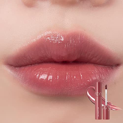Texture sirop du gloss, effet hydratant et brillant qui s’intensifie légèrement