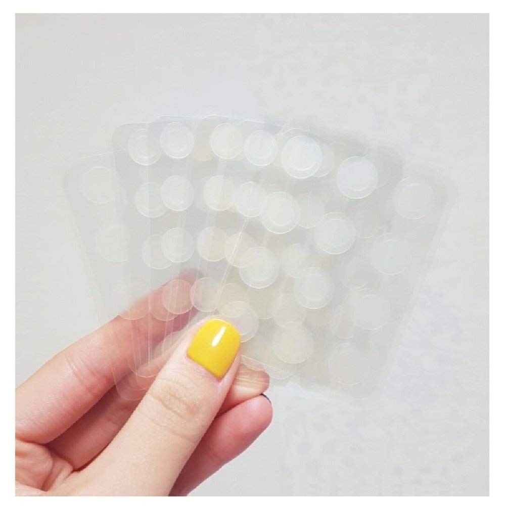 ROUND A’ROUND Olive Young, application sur peau montrée, patch discret et absorption ciblée.