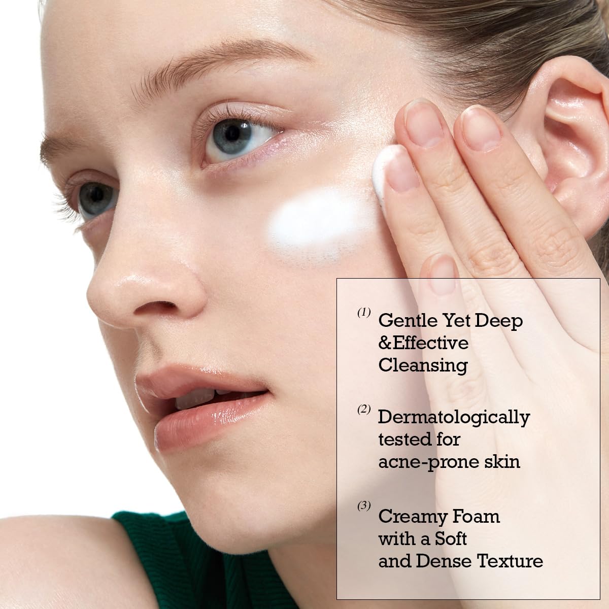 ROUND LAB Pine Calming Cica Cleanser texture-cremeuse qui enveloppe la peau lors du lavage.