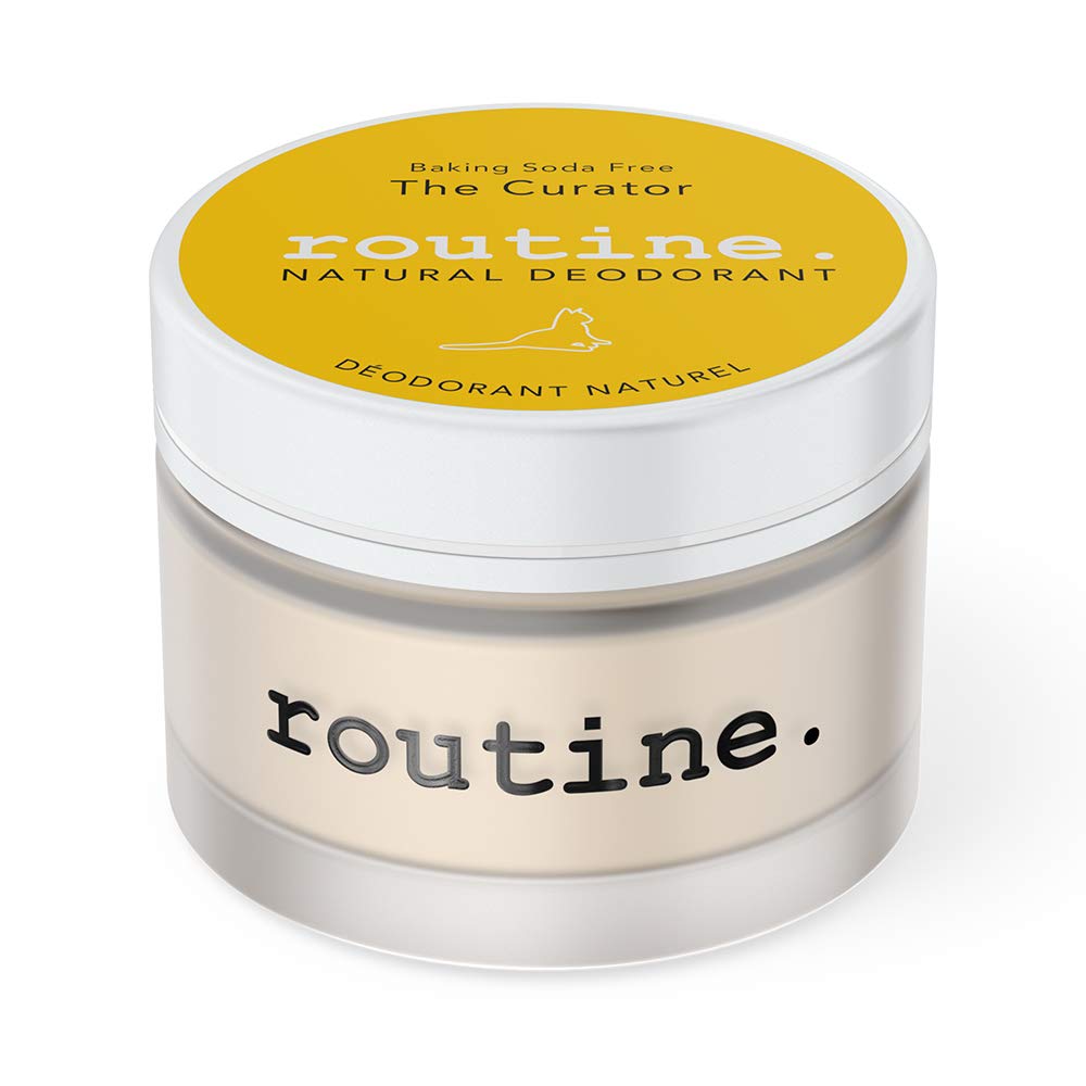 Application sur les aisselles avec la crème Routine Curateur pour une fraîcheur durable.