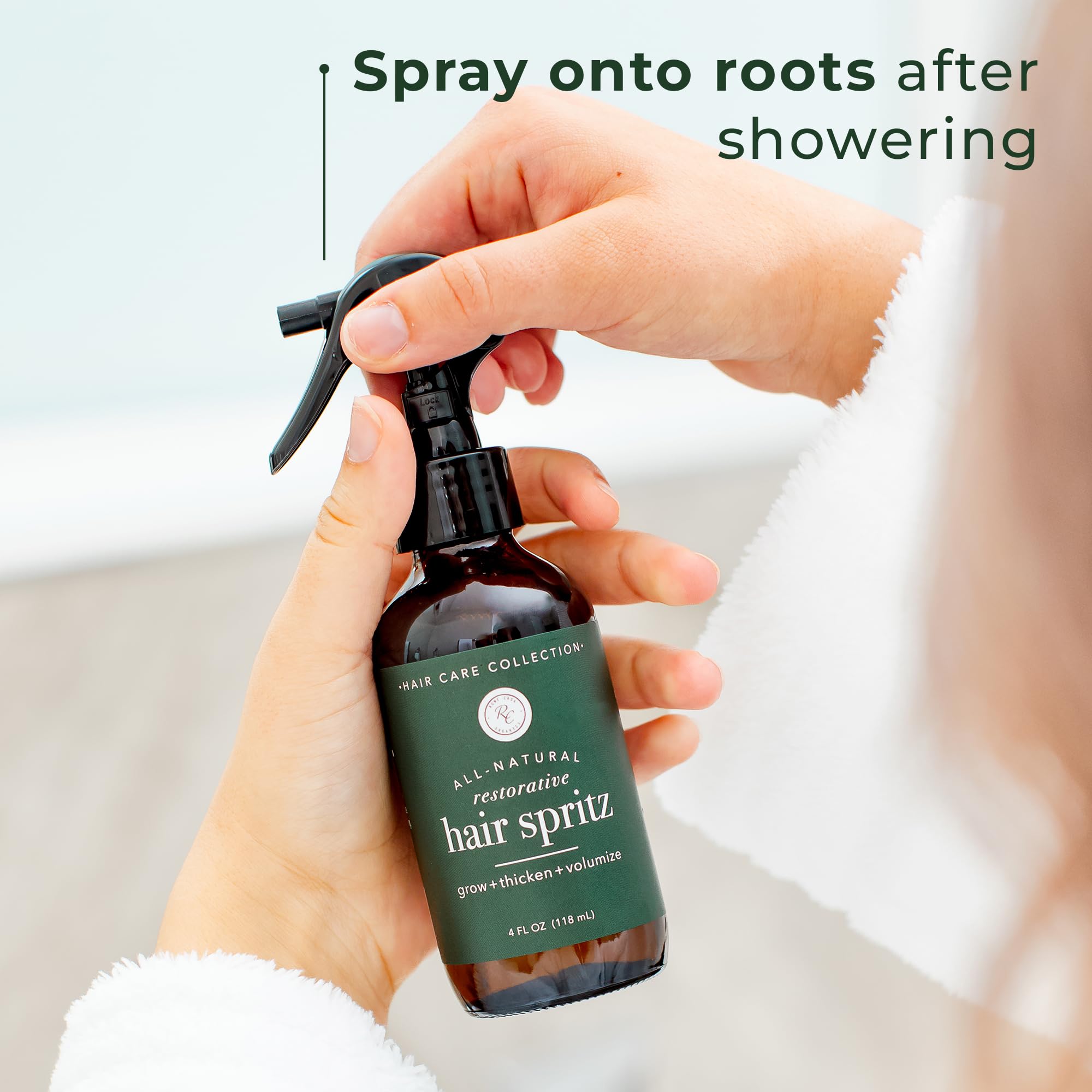 Application spray cheveux Rowe Casa Organics pour une répartition homogène.