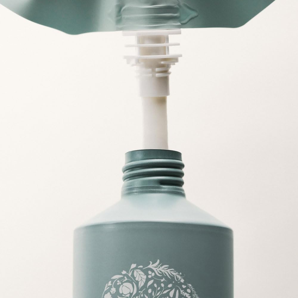 Texture crème légère du conditioner RŌZ, hydratante et facile à démêler.