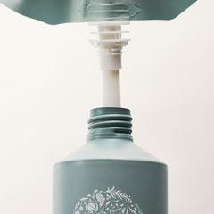 Texture crème légère du conditioner RŌZ, hydratante et facile à démêler.