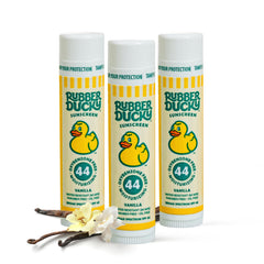 Rubber Ducky Lip Sunscreen SPF 44 dans un emballage pratique pour le soleil.