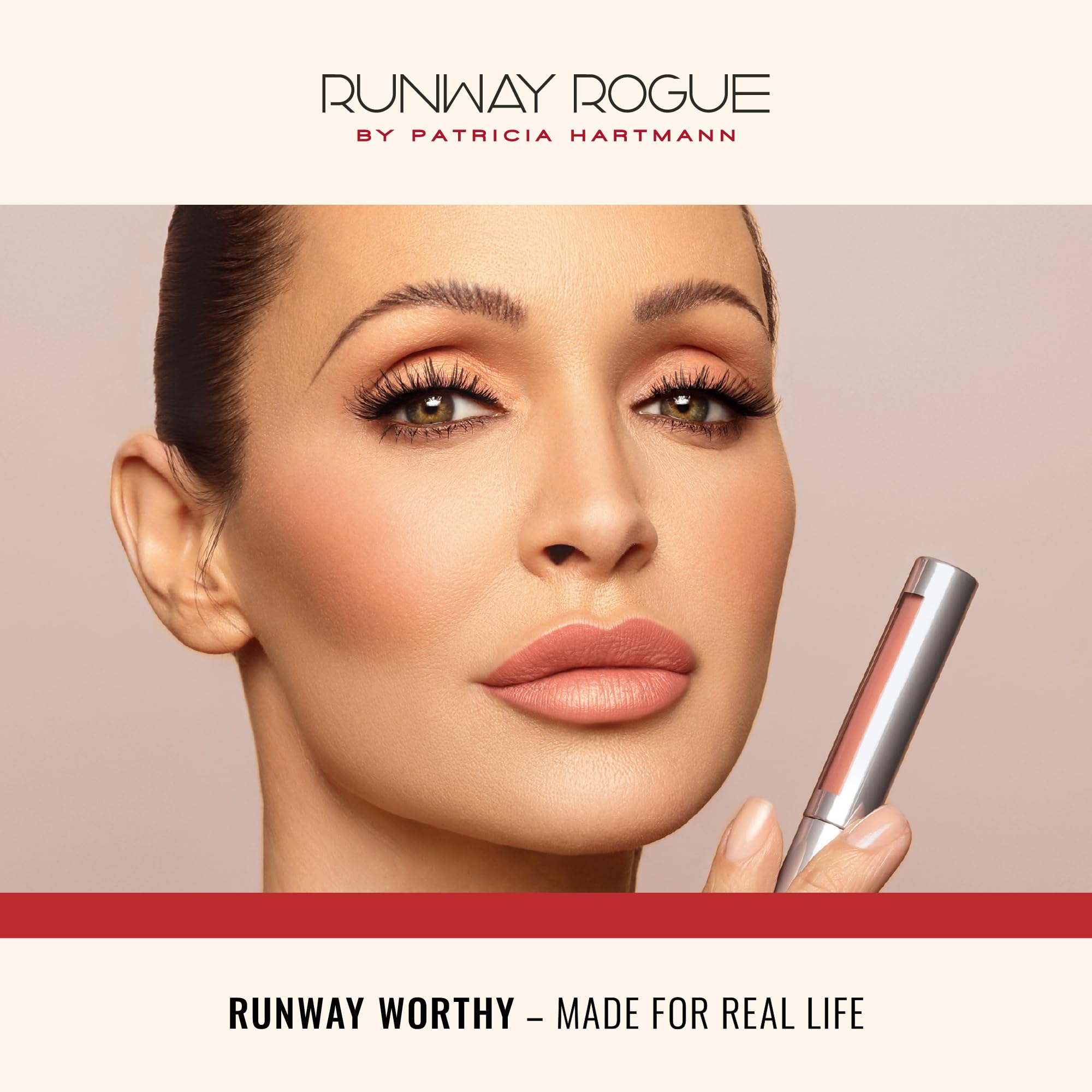 Runway Rogue Silk Glam Film Noir tenue longue durée en toute circonstance.