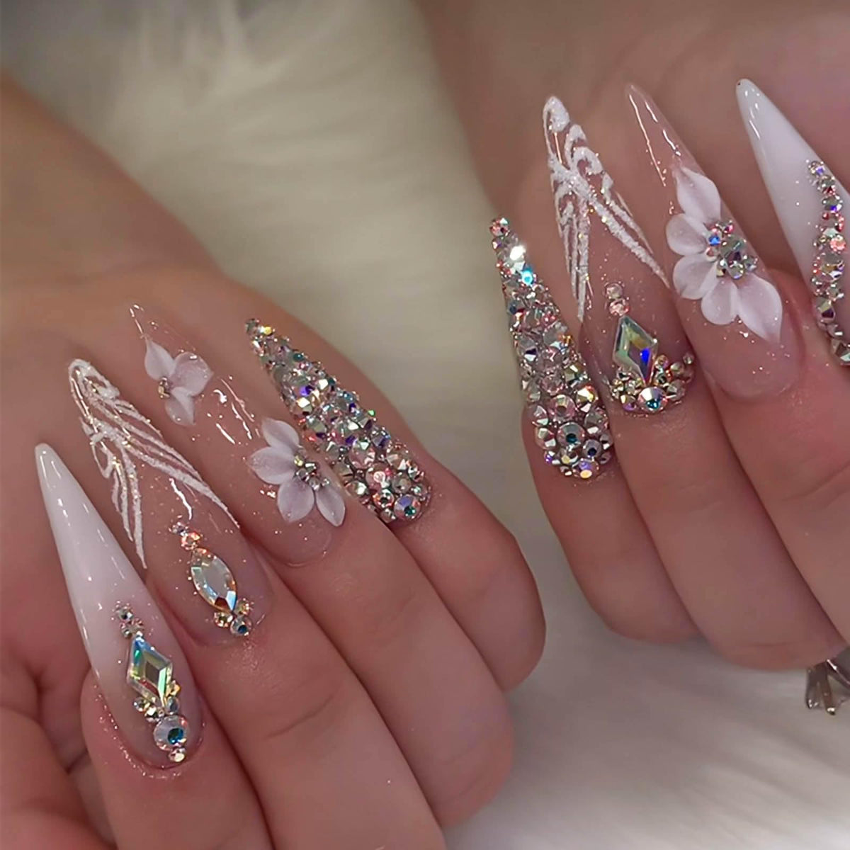 Ongles RUOKEXIN stiletto blancs en ombre, look élégant et tenue longue.