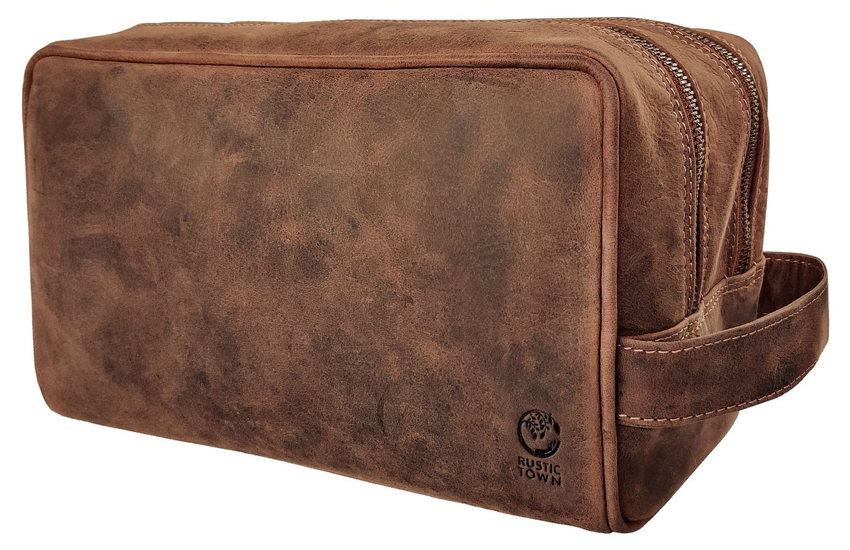 Trousse de toilette RUSTIC TOWN en cuir grain brun prête pour voyage.