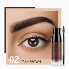 Teinte Brun Foncé met en valeur les sourcils et le regard.