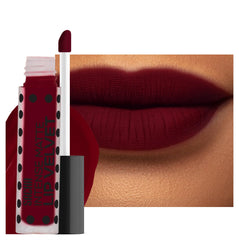 Sacha Cosmetics Rouge Velours Liquide – bouteille élégante prête à l’emploi pour une application précise.