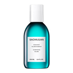 SACHAJUAN Ocean Mist Volume Shampoing sur la bouteille, offre volume durable sans lourdeur.
